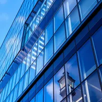 Moderne Glasfassade an einem Gewerbegebäude – Fassadenbau in Ostwestfalen-Lippe
