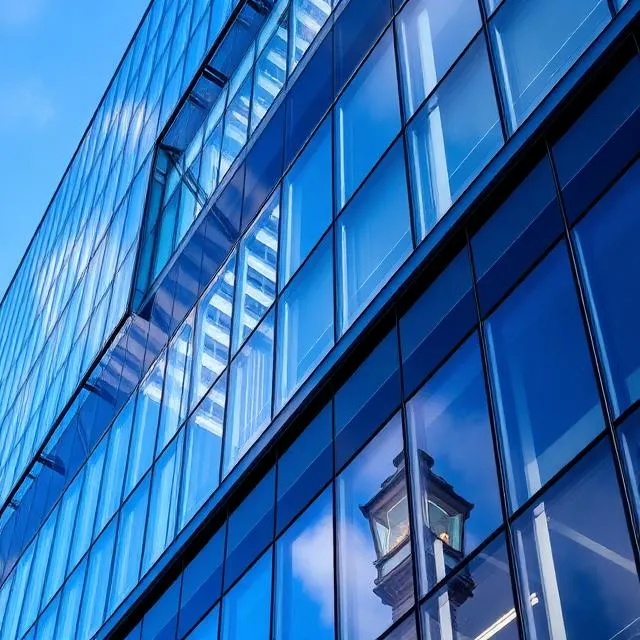 Moderne Glasfassade an einem Gewerbegebäude – Fassadenbau in Ostwestfalen-Lippe